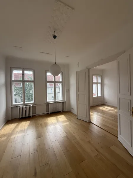 Wunderschöne helle möblierte Altbauwohnung mit Balkon — photo 1